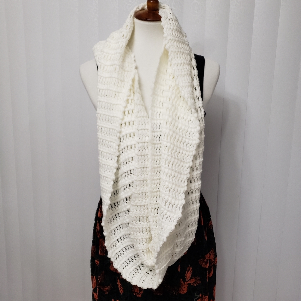 Victoria’s Secret Womens Winter White Knit Infinity Scarf Boho - Picture 2 of 6
